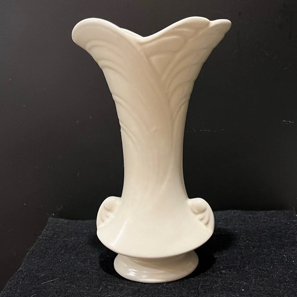 Vintage Shawnee Pottery Vase Ruffled Rim Pedestal Base 9" Matte Cream USA - Picture 4 of 15